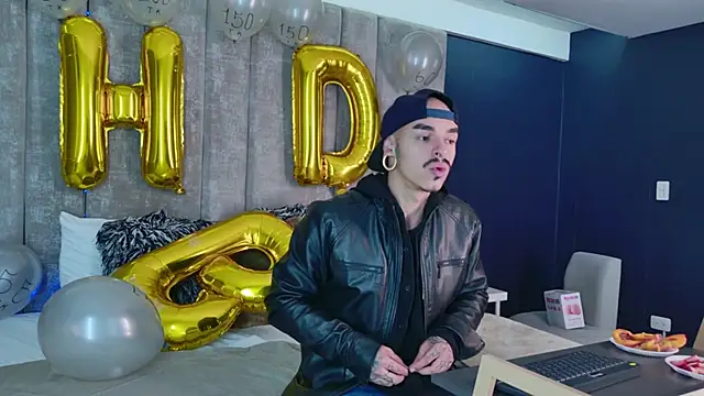 Snapshot of kaletattoo chatting on 09-28-25, 12:32 kaletattoo online show from 09-28-25, 12:32