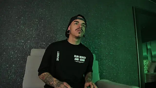 Snapshot of kaletattoo chatting on 09-30-25, 11:15 kaletattoo online show from 09-30-25, 11:15