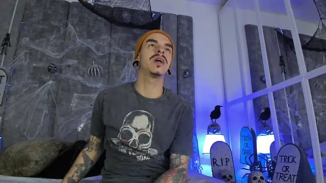 Snapshot of kaletattoo chatting on 10-29-25, 11:01 kaletattoo online show from 10-29-25, 11:01