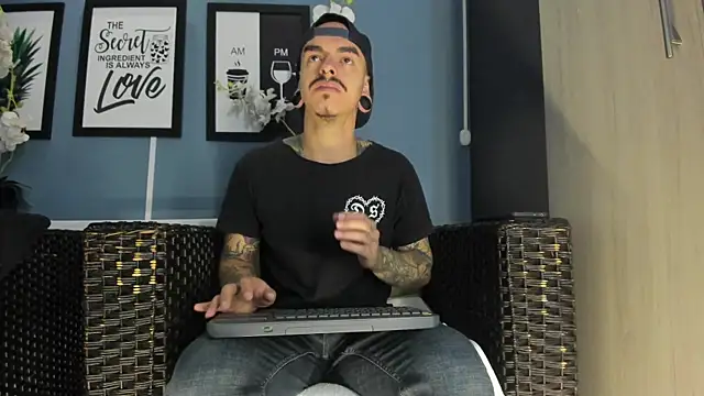 Snapshot of kaletattoo chatting on 10-30-25, 11:11 kaletattoo online show from 10-30-25, 11:11