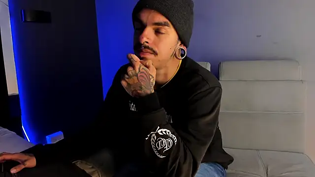 Snapshot of kaletattoo chatting on 05-04-26, 11:28 kaletattoo online show from 05-04-26, 11:28