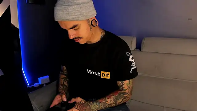Snapshot of kaletattoo chatting on 05-08-26, 11:15 kaletattoo online show from 05-08-26, 11:15