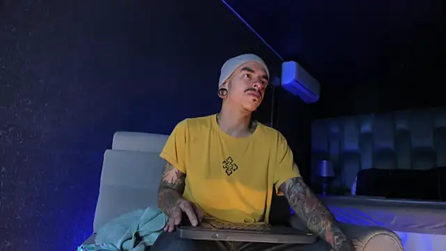 Snapshot of kaletattoo chatting on 05-14-26, 11:17 kaletattoo online show from 05-14-26, 11:17