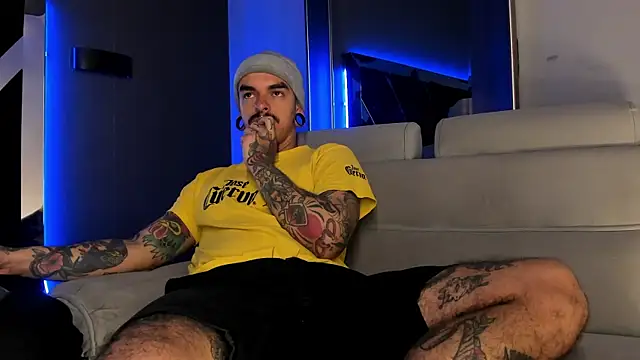 Snapshot of kaletattoo chatting on 06-01-26, 11:23 kaletattoo online show from 06-01-26, 11:23