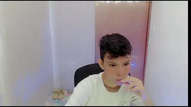 Snapshot of Alexxx_lov chatting on 01-30-25, 12:37 Alexxx lov online show from 01-30-25, 12:37