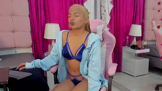 Snapshot of CanelaDevil_ chatting on 02-15-25, 12:33 CanelaDevil online show from 02-15-25, 12:33