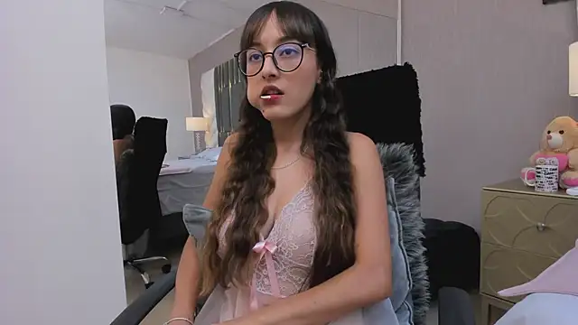 Snapshot of MelodyWinx chatting on 03-18-25, 09:21 MelodyWinx online show from 03-18-25, 09:21