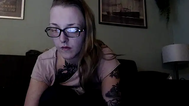 Snapshot of Astrid-Gilbert chatting on 02-04-25, 08:49 Astrid-Gilbert online show from 02-04-25, 08:49