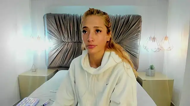 zoe taylorr1 online show from 02-25-25, 04:24