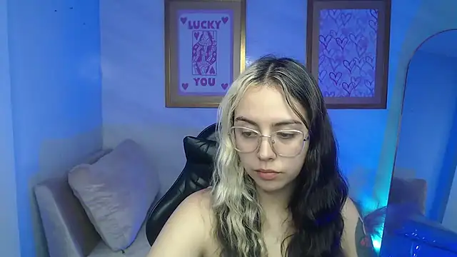 Snapshot of Hela_v chatting on 11-24-25, 08:08 Hela v online show from 11-24-25, 08:08