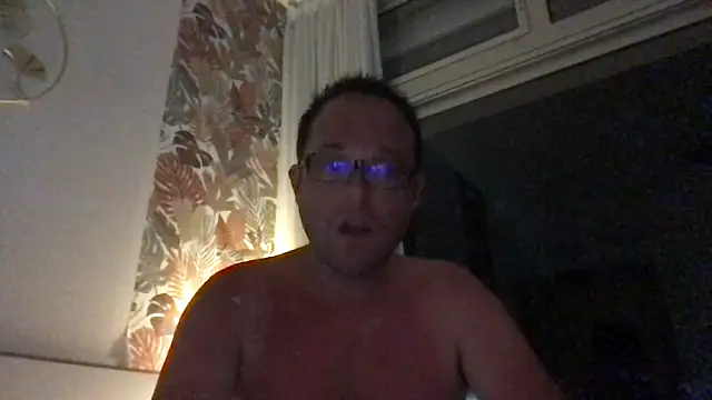 Snapshot of Funnyjul31 chatting on 06-06-26, 08:35 Funnyjul31 online show from 06-06-26, 08:35