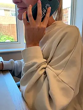 Snapshot of Phoebe_Lily chatting on 10-15-25, 08:47 Phoebe Lily online show from 10-15-25, 08:47