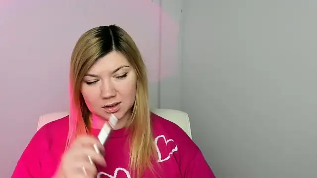 Snapshot of Lola_moree chatting on 02-05-25, 12:27 Lola moree online show from 02-05-25, 12:27