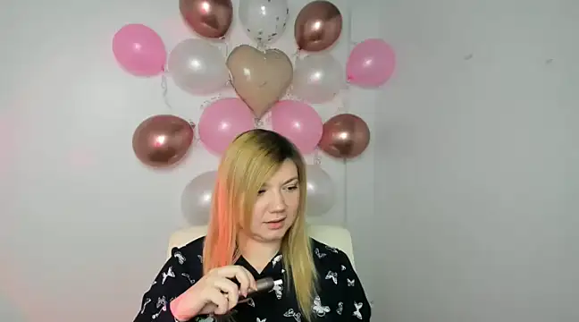 Snapshot of Lola_moree chatting on 02-11-25, 12:37 Lola moree online show from 02-11-25, 12:37