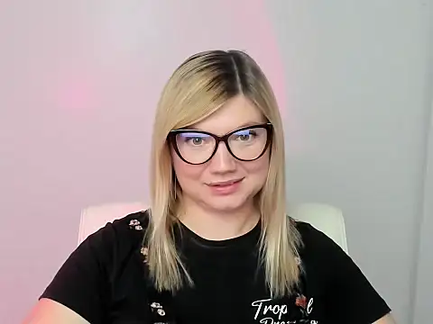 Snapshot of Lola_moree chatting on 09-22-25, 11:56 Lola moree online show from 09-22-25, 11:56