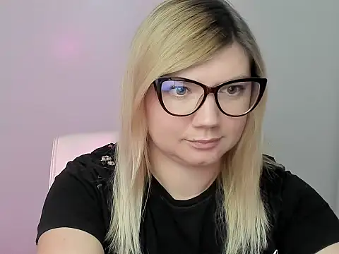 Snapshot of Lola_moree chatting on 10-06-25, 11:40 Lola moree online show from 10-06-25, 11:40