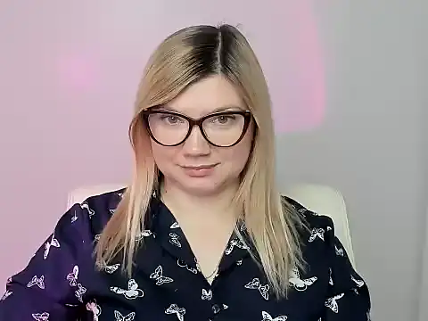 Snapshot of Lola_moree chatting on 10-14-25, 05:30 Lola moree online show from 10-14-25, 05:30