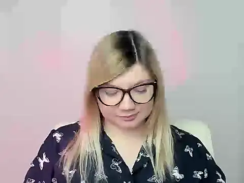 Snapshot of Lola_moree chatting on 10-20-25, 11:43 Lola moree online show from 10-20-25, 11:43