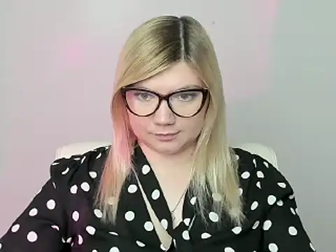 Snapshot of Lola_moree chatting on 10-27-25, 12:42 Lola moree online show from 10-27-25, 12:42