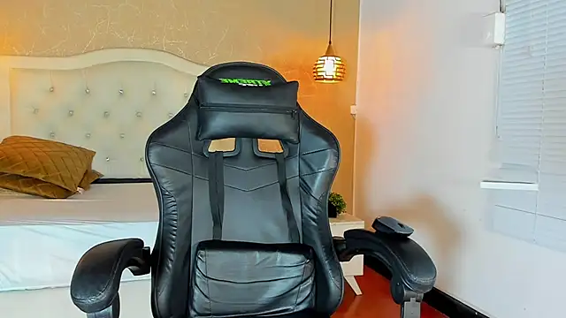 Hadley  online show from 09-18-25, 03:19