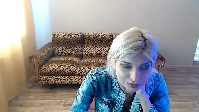 Snapshot of SexyBeatriice chatting on 02-21-25, 10:28 SexyBeatriice online show from 02-21-25, 10:28