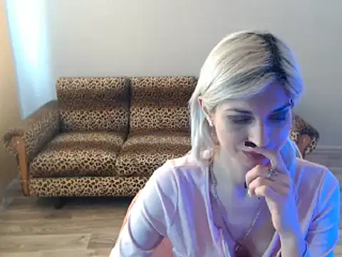 Snapshot of SexyBeatriice chatting on 03-21-25, 10:17 SexyBeatriice online show from 03-21-25, 10:17