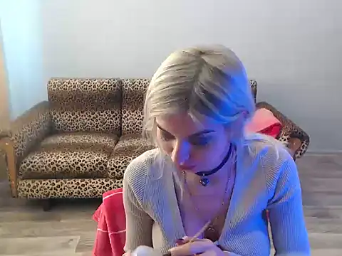 Snapshot of SexyBeatriice chatting on 10-26-25, 07:25 SexyBeatriice online show from 10-26-25, 07:25