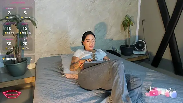 Snapshot of Estefy_gomez09 chatting on 02-12-25, 11:41 Estefy gomez09 online show from 02-12-25, 11:41