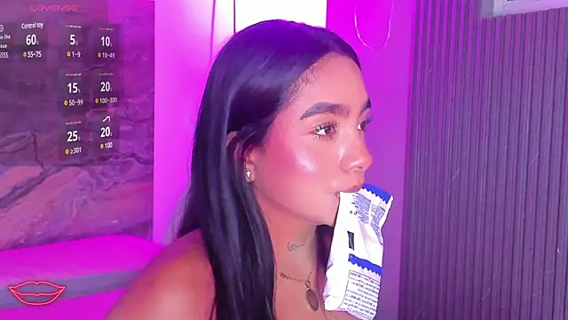 Snapshot of Estefy_gomez09 chatting on 03-19-25, 03:52 Estefy gomez09 online show from 03-19-25, 03:52