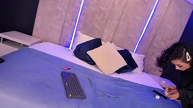 Snapshot of AliDiaz_ chatting on 03-18-25, 12:05 AliDiaz online show from 03-18-25, 12:05