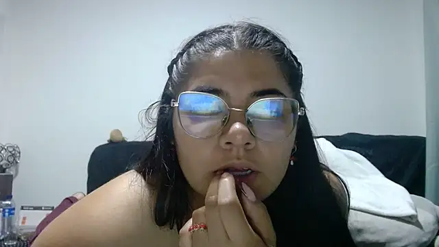 Snapshot of viccky_vick chatting on 06-04-26, 11:44 viccky vick online show from 06-04-26, 11:44