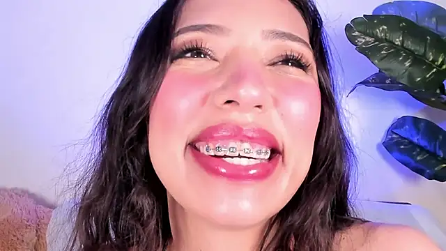 Snapshot of Miss_veronicaa2 chatting on 05-21-26, 12:56 Miss veronicaa2 online show from 05-21-26, 12:56