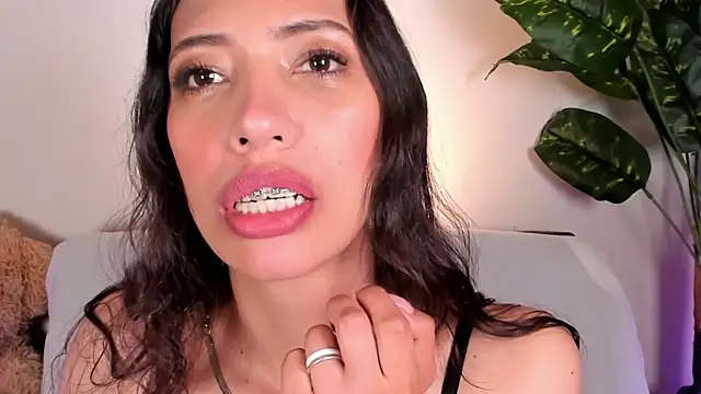 Snapshot of Miss_veronicaa2 chatting on 05-22-26, 01:17 Miss veronicaa2 online show from 05-22-26, 01:17