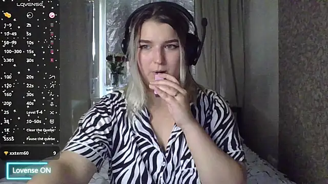 Snapshot of Jenny_Smit chatting on 10-20-25, 07:31 Jenny Smit online show from 10-20-25, 07:31