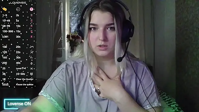 Snapshot of Jenny_Smit chatting on 10-22-25, 02:01 Jenny Smit online show from 10-22-25, 02:01