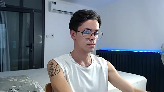 William Henry  online show from 10-19-25, 01:39