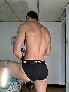 Snapshot of Niick01_ chatting on 10-16-25, 03:46 Niick01 online show from 10-16-25, 03:46