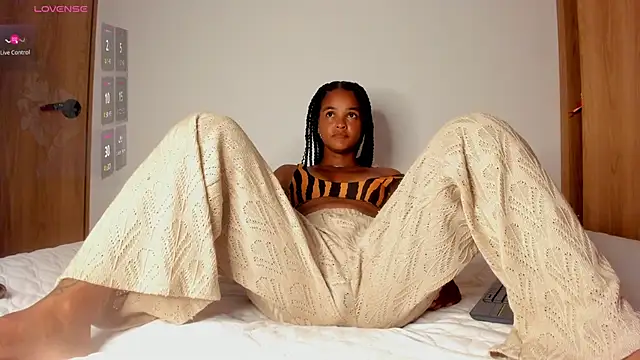 Snapshot of curly_sweett1 chatting on 09-28-25, 11:54 curly sweett1 online show from 09-28-25, 11:54