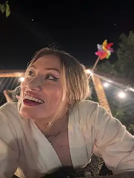 Snapshot of Lally_Valencia__ chatting on 10-29-25, 02:14 Lally Valencia online show from 10-29-25, 02:14