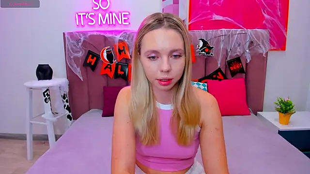 Snapshot of TessaAdorable chatting on 10-30-25, 01:29 TessaAdorable online show from 10-30-25, 01:29