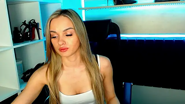 Snapshot of EvaBalmer chatting on 03-04-25, 09:43 EvaBalmer online show from 03-04-25, 09:43