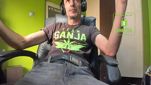 Snapshot of BigCumShoot chatting on 11-14-25, 07:18 BigCumShoot online show from 11-14-25, 07:18