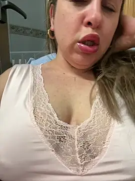 Snapshot of laarti chatting on 06-24-26, 01:04 laarti online show from 06-24-26, 01:04