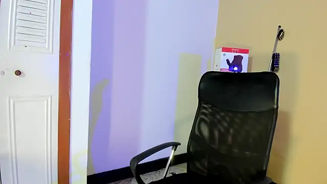 Snapshot of Violetta_0 chatting on 09-23-25, 01:47 Violetta 0 online show from 09-23-25, 01:47