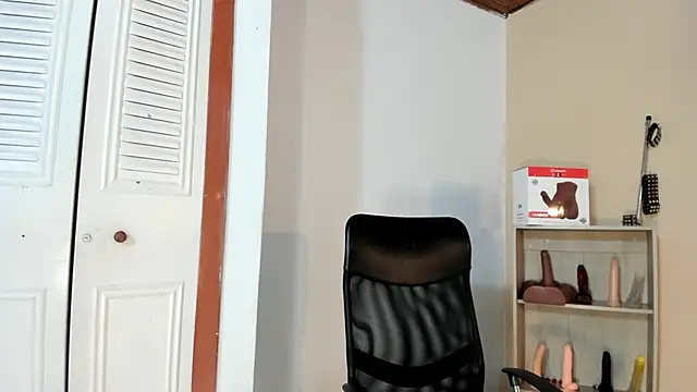 Snapshot of Violetta_0 chatting on 09-29-25, 01:27 Violetta 0 online show from 09-29-25, 01:27