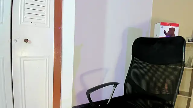 Snapshot of Violetta_0 chatting on 10-01-25, 01:39 Violetta 0 online show from 10-01-25, 01:39