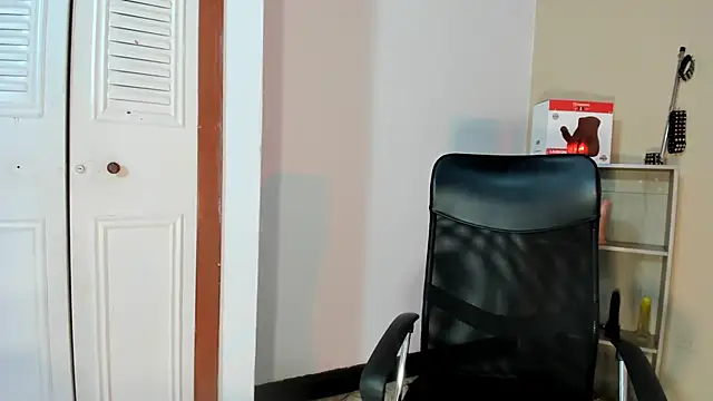 Snapshot of Violetta_0 chatting on 10-15-25, 01:33 Violetta 0 online show from 10-15-25, 01:33