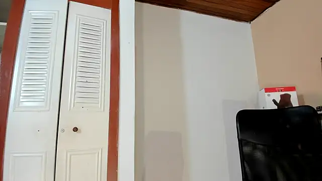 Snapshot of Violetta_0 chatting on 10-17-25, 12:30 Violetta 0 online show from 10-17-25, 12:30