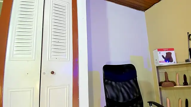 Snapshot of Violetta_0 chatting on 10-22-25, 01:00 Violetta 0 online show from 10-22-25, 01:00