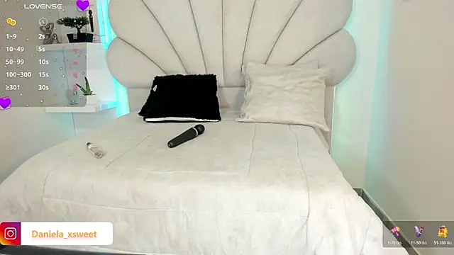 Snapshot of Danielaangelina chatting on 10-17-25, 07:44 Danielaangelina online show from 10-17-25, 07:44